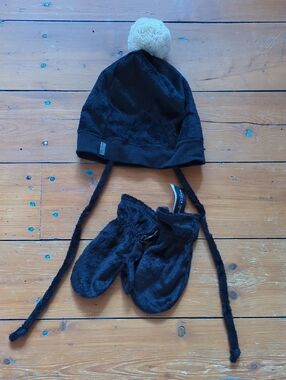 107-**NWT** Souris Mini Black Fuzzy Pom Pom Hat with Matching Mittens